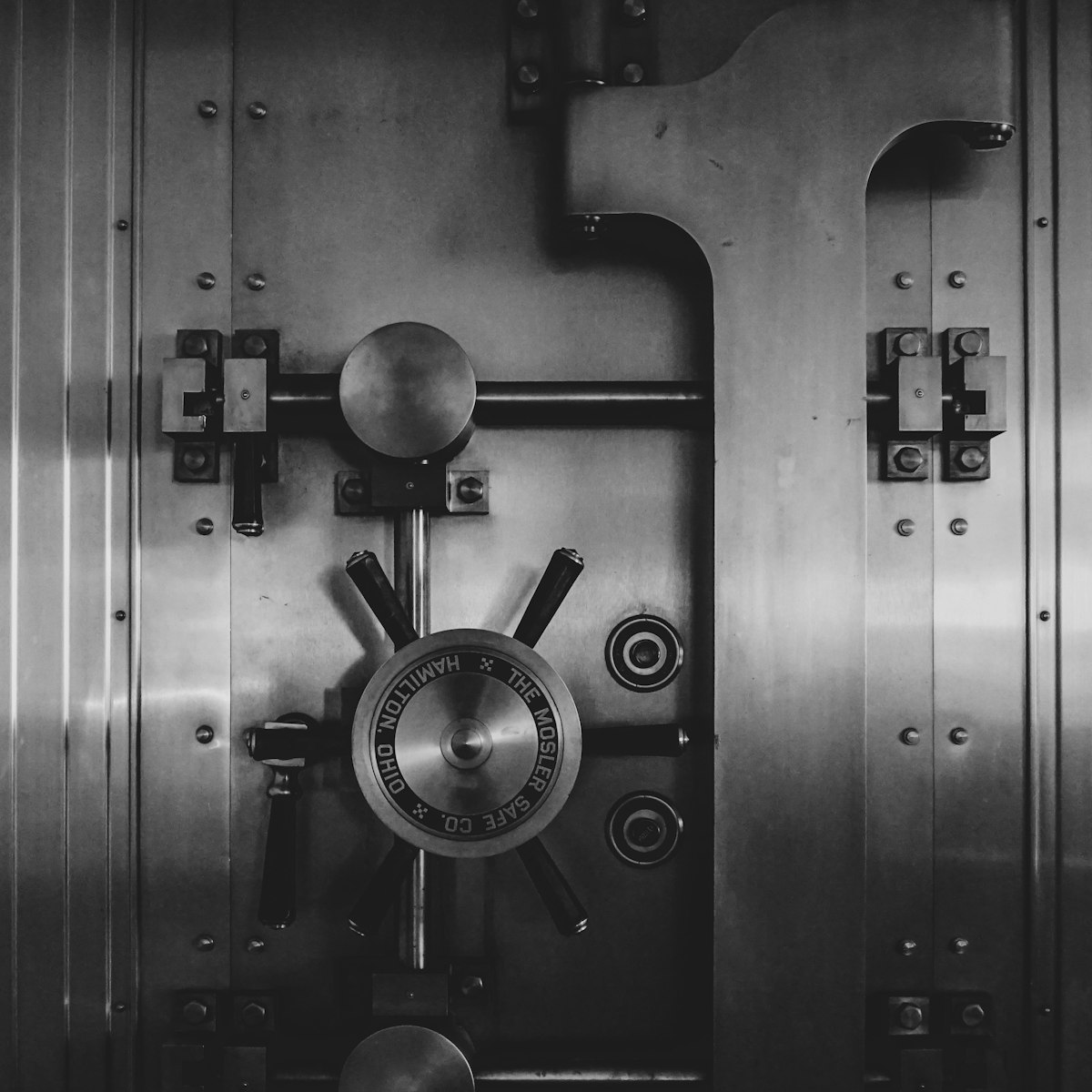 Puerta de bóveda de seguridad en blanco y negro