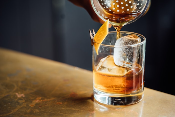 Cóctel old fashioned servido en vaso bajo