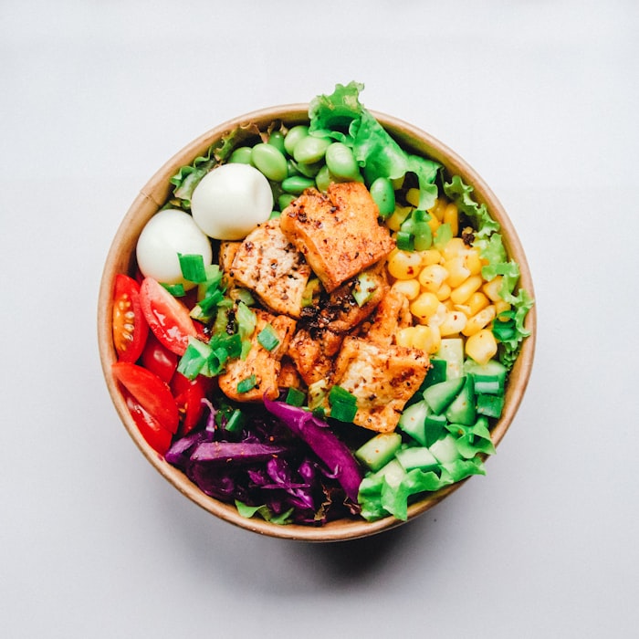Bowl fresco con vegetales y tofu grillado