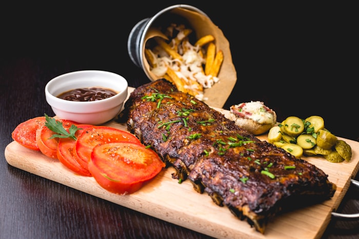 Costillar ahumado con papas y ensaladas