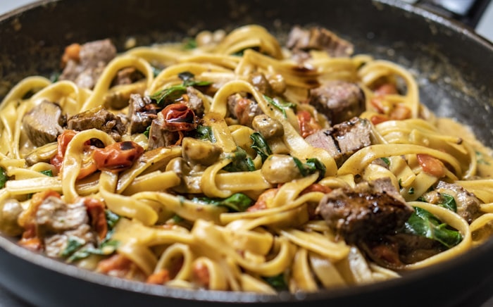 Fetuccini con vacuno y tomates confitados