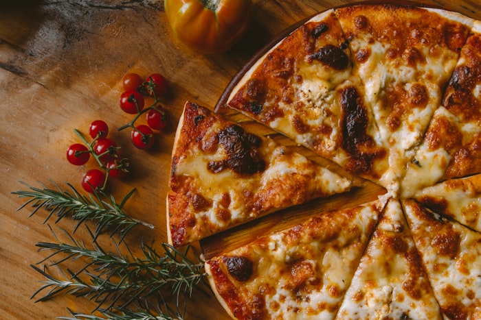 Pizza artesanal con queso y tomates cherry