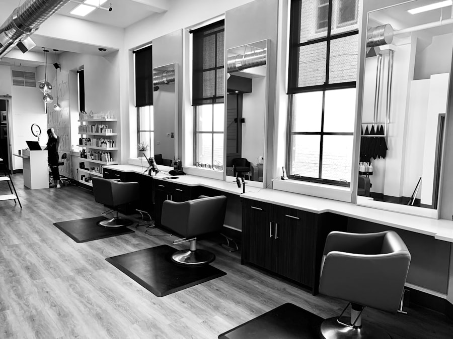 Interior del salón en blanco y negro